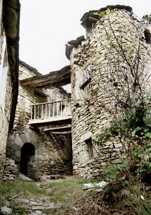 CHAFLAN Y PASO ENTRE VIVIENDAS ANTES DE LA RESTAURACI&Oacute;N 
